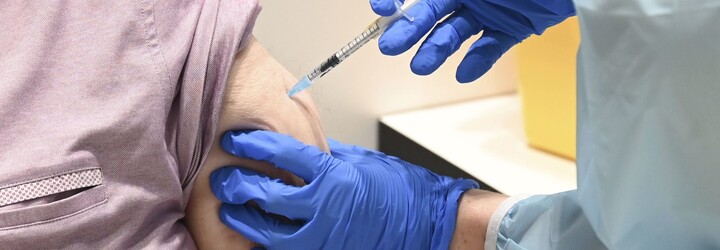 Muž z Německa se nechal naočkovat 90krát. Potvrzení následně prodával antivaxerům, už jej vyšetřuje policie