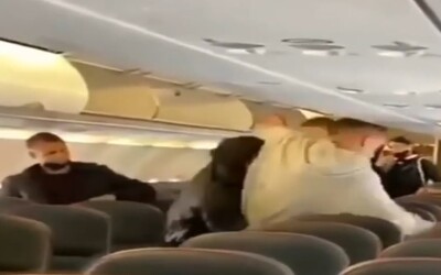 Muž začal mlátiť cestujúceho v lietadle, pretože sa ho dotkol. Počas letu platili prísne pravidlá o odstupe
