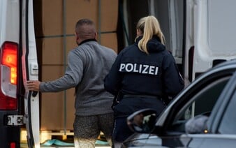 Muž zaparkoval pred rakúskym rozhlasom. Tvrdil, že má v dodávke bombu