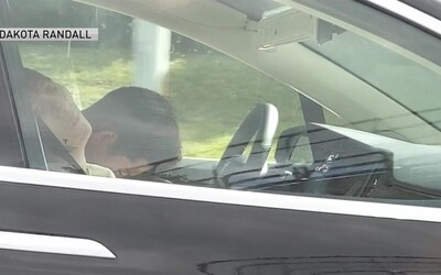 Muž zaspal za volantom Tesly na diaľnici, polícia hovorí, že tým neporušil žiaden zákon