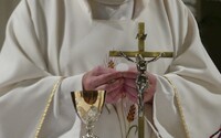 Muž zneužitý členom cirkvi žiada státisícové odškodnenie od dedičov zosnulého pápeža Benedikta XVI. Za traumu chce kompenzáciu