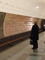 Muže v Praze srazilo metro, nepřežil. Podle svědků ho do kolejiště někdo strčil, policie obvinila dva lidi