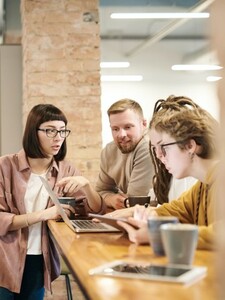 Muži v průměru žádají o vyšší plat než ženy, ukazuje průzkum