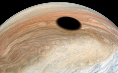 NASA na Jupiteru nafotila pozoruhodný úkaz připomínající černou díru