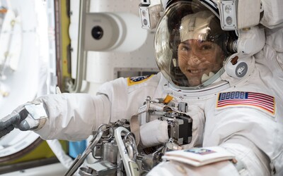 NASA predstavila skafander, v ktorom sa prvá žena dostane na Mesiac. Hlavným cieľom je ale Mars