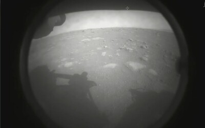 NASA úspěšně přistála na Marsu: Rover Perseverance sestoupil na rudou planetu