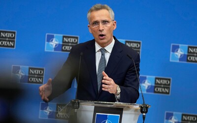 NATO nezaznamenalo žádné větší stahování ruských jednotek od ukrajinských hranic. Ruská hrozba je "nový normál", řekl Stoltenberg
