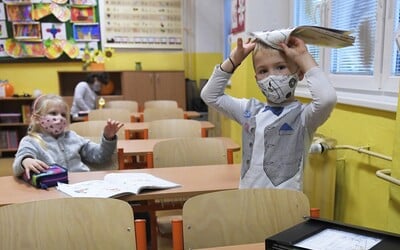 NOVÁ OPATŘENÍ: V osmi okresech se budou žáci povinně testovat, neočkovaní učitelé nasadí respirátory