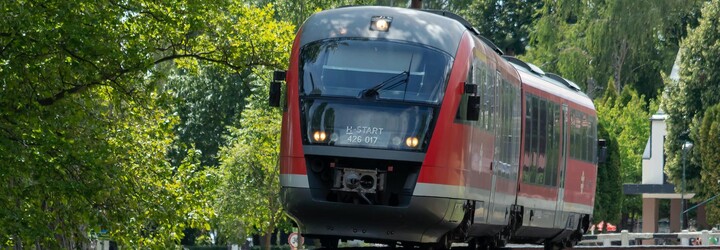 Na Břeclavsku vypadl průvodčí z vlaku a zemřel. Policie pátrá po příčině