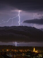 Na Česko se ženou silné bouře, kroupy a vichr. Meteorologové varují i před povodněmi.