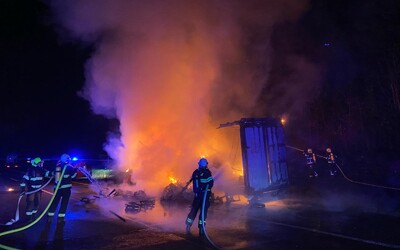 Na D1 před Prahou hořel kamion. Na dálnici se tvoří kolony 