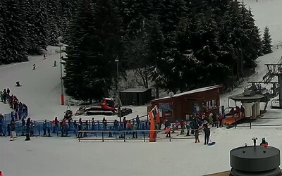 Na Donovaloch stoja lyžiari v dlhých radoch. Minister zdravotníctva len včera hovoril o reťazovom šírení vírusu