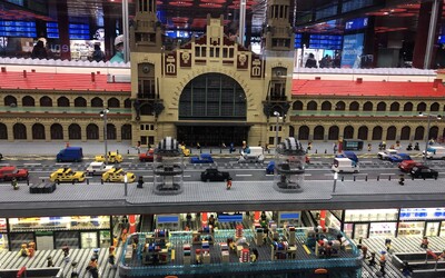 Na Hlavním nádraží v Praze je povedený model z Lega postavený z 342 000 kostiček. Váží skoro 3 tuny