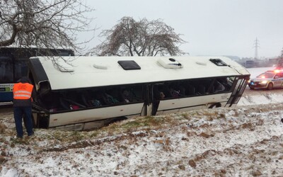 Na Jihlavsku havaroval autobus plný dětí. Na místě je nejméně 10 zraněných