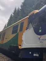 Na Karlovarsku se srazily dva vlaky. Srážce podlehli 2 lidé na místě, desítky zraněných odvážely i vrtulníky