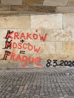 Na Karlově mostě se objevilo další graffiti. Někdo jej posprejoval názvy měst