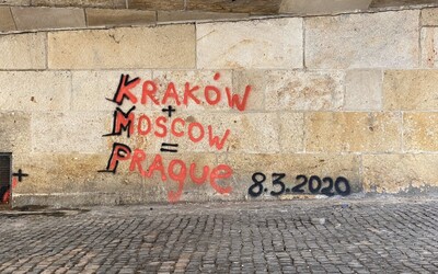 Na Karlově mostě se objevilo další graffiti. Někdo jej posprejoval názvy měst