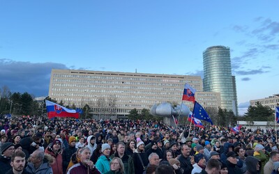 Na Korčokovo zhromaždenie prišiel dav ľudí. Kandidáta podporujú so slovenskými vlajkami v rukách