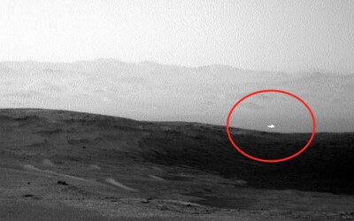 Na Marsu se zjevila jasná bílá záře. Dle konspirátorů jde o UFO, NASA nemá přesné vysvětlení