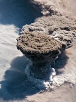 Na Mezinárodní vesmírné stanici zachytili dechberoucí erupci sopky