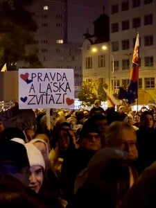 Na Námestí SNP v Bratislave sa začal opozičný protest strán PS, SaS a KDH