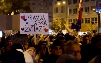 Na Námestí SNP v Bratislave sa začal opozičný protest strán PS, SaS a KDH