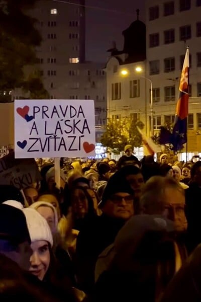 Na Námestí SNP v Bratislave sa začal opozičný protest strán PS, SaS a KDH