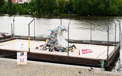 Na Náplavce vyrostla hora plastového odpadu. Upozorňuje na problém, k jehož řešení můžeš přispět i ty