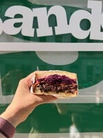 Na Nivách v Bratislave otvorili nové bistro Sando. Ponúka naložené sendviče z lokálnych surovín