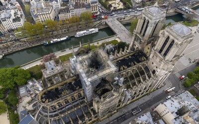 Na Notre Dame darovali 100 milionů eur. Dvojice miliardářů splnila svůj slib