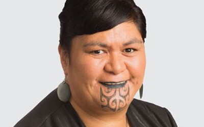 Na Novom Zélande bude diplomacii šéfovať žena s nevšedným tetovaním na tvári. Vo vláde sú aj 3 členovia LGBT hnutia