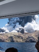 Na Novém Zélandu vybuchla sopka, turisté erupci zachytili na video