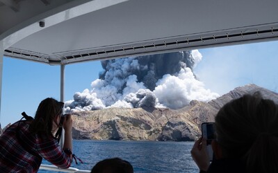 Na Novom Zélande vybuchla sopka, dovolenkári erupciu zachytili na video