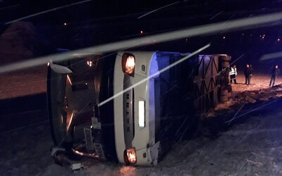 Na Plzeňsku havaroval autobus, čtyři lidé jsou zranění