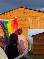 Na Pohode dostal priestor homofóbny biskup Haľko. Aktivisti zareagovali zavesením dúhovej vlajky na spovednicu