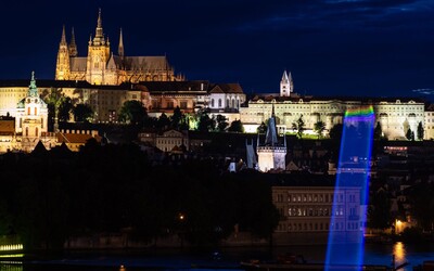 Na Pražském hradě se v noci objevila duhová vlajka. Jde o reakci na Zemanovy transfobní výroky