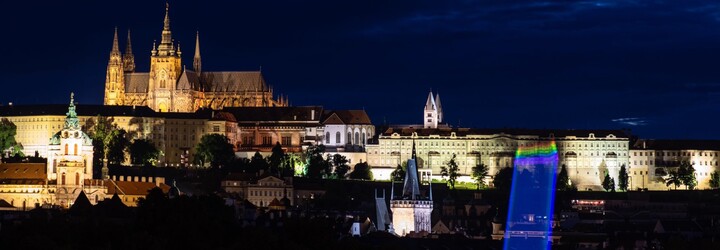 Na Pražském hradě se v noci objevila duhová vlajka. Jde o reakci na Zemanovy transfobní výroky