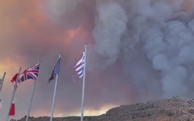 Na Rhodosu řádí nekontrolovaný požár, řecké úřady evakuují i turisty z Česka