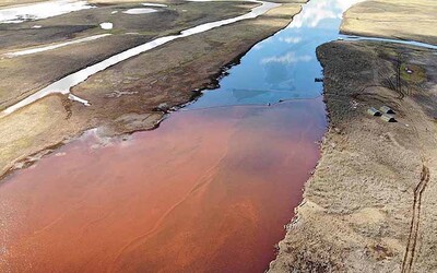 Na Sibiři vyteklo do řek 21 tisíc tun benzínu. Putin vyhlásil stav nouze