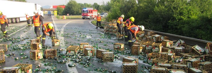 Na Slovácku se na silnici vysypal náklad piva. Rozbité lahve pokryly tři jízdní pruhy