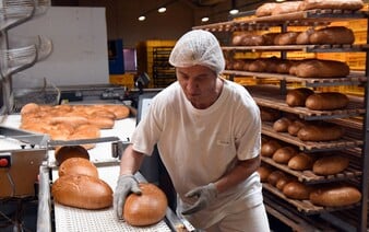 Na Slovensko dovážajú množstvo pečiva zo zahraničia. Pekári tvrdia, že by výrobky dokázali upiecť aj oni