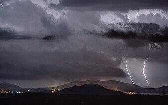 Na Slovensko mieria silné búrky. Meteorológovia varujú pred lejakmi, vetrom a krúpami