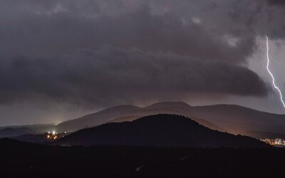 Na Slovensko mieria silné búrky. Meteorológovia varujú pred lejakmi, vetrom a krúpami