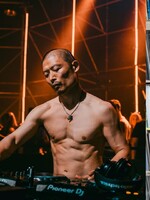 Na Slovensko prichádza ¥ØU$UK€ ¥UK1MAT$U. Aktuálne najlepší svetový DJ prekonal rakovinu a svoje sety nikdy nehrá dvakrát