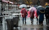 Na Slovensko sa rúti dlhotrvajúca vlna dažďov, no bude aj snežiť. Výrazne sa ochladí, teploty klesnú na 10 °C (+mapa)