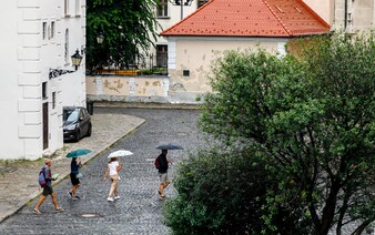 Na Slovensko sa valia silné búrky s veľkými 5-centimetrovými krúpami. V kombinácii so silným vetrom môžu ničiť majetok