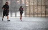 Na Slovensko sa vracajú horúčavy aj búrky. Už dnes treba počítať s dažďom a krúpami, cez víkend to bude ešte horšie