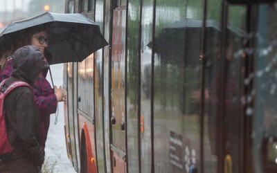 Na Slovensko sa ženú búrky. Výstrahy by mali platiť v priebehu celého víkendu