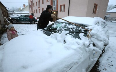 Na Slovensku bude v sobotu husto snežiť. SHMÚ vydáva výstrahy, pozor si treba dávať najmä v týchto okresoch (+ mapa)