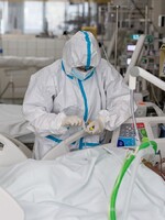 Na Slovensku kolabujú nemocnice, vláda chce zabezpečiť zdravotníkov zo zahraničia